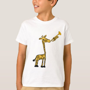 Girafa DE que joga a camisa da trombeta