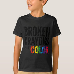 Giz de cera quebrados colorem a camisa conscientiz
