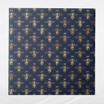 Glam Marinho Blue Dourado Beers Crown<br><div class="desc">Marinho azulejo azul com abelhas e coroa douradas. O código hexadecimal para azul marinho é #202A44.</div>