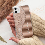 Glam Rosa Dourado Faux Foil Leopard Spots Nome<br><div class="desc">Esta design apresenta um rosa de ouro chico e um padrão de mancha-leopardo metálico esfregado com brilho fino branco esparso à esquerda, e uma imagem de folha falsa rosa de ouro à direita em forma de onda bordada com brilho de ouro rosa. Personalize-o com seu nome ou monograma em uma...</div>