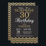 Glitter Dourado de Convite para aniversário de 40<br><div class="desc">Convite para aniversário de 30 anos surpresa com Glitter Chevron Dourado. Chalkboard. Brilho preto e Dourado. Aniversário Adulto. O Dia do Homem ou da Mulher Convidam.
Para mais personalização,  clique no botão "Personalizar" e use a ferramenta design para modificar este modelo.</div>