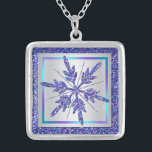 Glitter Prateado Roxo OLHAR Colar Floco de Neve<br><div class="desc">Este festivo colar floco de neve com brilho FAUX (IMPRESSO) em cores de púrpura, turquesa, chalé, aqua e prata corresponde ao convite de casamento no inverno mostrado abaixo e daria um bom presente para dar aos seus assistentes de festa de casamento como sua Madrinha de casamento, damas de Bridesmaids e...</div>