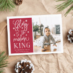 Glória com Mão | CARTÕES DE FOTO DE NATAL<br><div class="desc">O cartão com fotos de Natal baseado na tipografia moderna mostra sua foto favorita com "Glory to the newborn King" (Glória ao rei recém-nascido) ao lado da tipografia de estilo escrita à mão branca. Personalize com seu nome de família, nomes individuais e/ou sua mensagem de Natal personalizada. Cartões invertem para...</div>