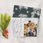 Glória do Orçamento para Deus Foto de Natal<br><div class="desc">Cartões de Natal religiosos contemporâneos mostrando sua foto favorita da família deste ano! Este cartão tem duas seções separadas; no lado esquerdo, há "Glória a Deus no máximo" escrito em modernos escritos em letras brutas. O "i" em "alto" tem um pequeno coração em vez de um ponto. Por baixo da...</div>