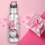 Gnome dia de os namorados Gnome Garrafa de água<br><div class="desc">Mostre a sua querida que ama esse Dia de os namorados com a garrafa de água mais bonita ao redor - a Gnomo Gnomo Water Bottle! Esta charmosa garrafa de aço inoxidável de 24 oz apresenta um gnomo adorável cercado por corações e flores cor-de-rosa e branca para uma design encantadora...</div>