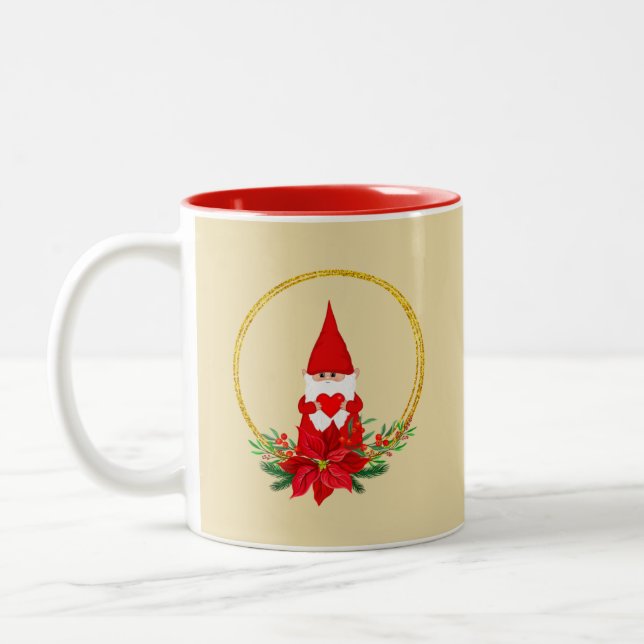 Gnomo bonitinho e coroa de Natal em caneca bege cl (Esquerda)