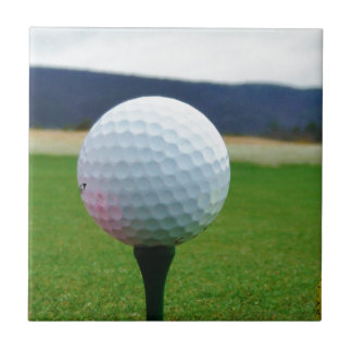 Golf Ball em um campo de golfe na montanha