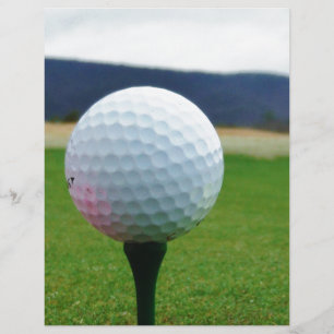 Golf Ball em um campo de golfe na montanha