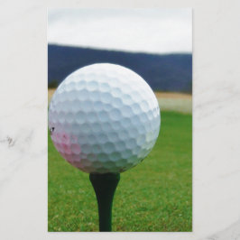 Golf Ball em um campo de golfe na montanha