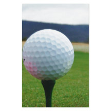 Golf Ball em um campo de golfe na montanha