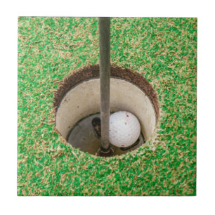 Golfe Ball em Buraco