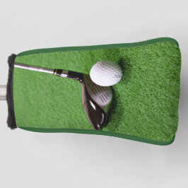 Golfe clube e bola na superfície verde Putter