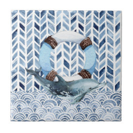 Golfinho e boia salva-vidas sobre o padrão marítim