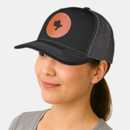 Gorro preto com uma mancha oval marrom