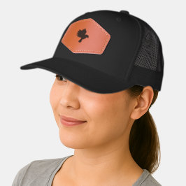 Gorro preto com uma mancha oval marrom