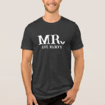 Gótico de Bat Branco Sr. Data de Casamento Estabel<br><div class="desc">O gótico criou a camiseta RM personalizada com a data em que você foi casado e um morcego substituindo o período. Mostre ao mundo quando você oficialmente se tornou marido com esta tenda para o gótico com RM em letras grandes brancas, com um morcego como ponto, e sua data de...</div>