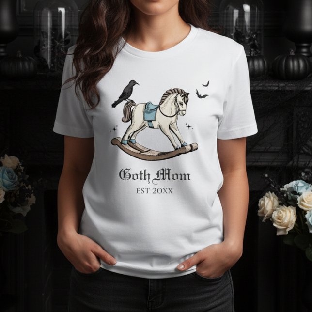 Gótico Mãe Azul Cavalo Rochoso Vitoriano Vitoriano (Goth Mom T-Shirt for Gothic Mother to Be. Victorian Rocking Horse, Black Raven, Bats for Halloween )