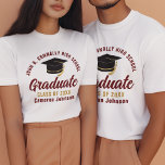 Graduação da Escola Personalizada do Formando Dour<br><div class="desc">Estas modernas t-shirts de formando mais velho personalizado de marrom e dourado apresentam o seu nome de segundo grau ou de universidade para a classe de 2025. Personalize com o seu ano de graduação com o script manuscrito chic e o boné formando preto para um excelente personalizado de festa de...</div>