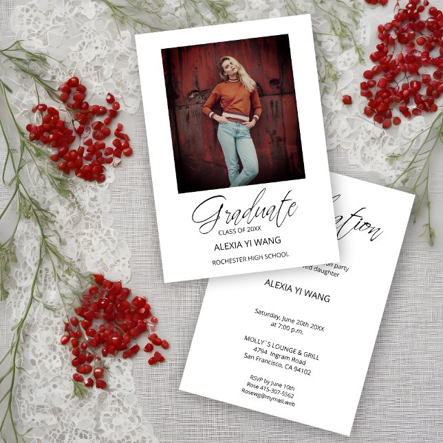 Graduação de Caligrafia Moderna com Formando de Fo (Photo Graduate Whimsical Modern Calligraphy Graduate Invitation Card.)