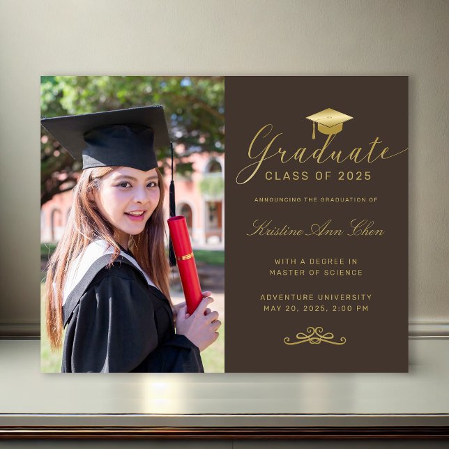 Graduação de Fotos de Script Formal Dourado de Orç (Budget Brown Gold Formal Script Photo Graduation Announcement)