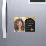 Graduação em arco de foto preto Salve o cartão de<br><div class="desc">Uma foto magnética Salve o cartão de data de uma festa de formatura. Na frente: adicione sua própria foto vertical do formando. Fotografia do arco dourado. Um fundo ouro e preto, texto ouro. Modelos para um nome e data. O nome e o texto: Salvar a Data são escritos com um...</div>