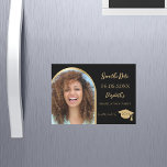 Graduação em arco de foto preto Salve o cartão de<br><div class="desc">Uma foto magnética Salve o cartão de data de uma festa de formatura. Na frente: adicione sua própria foto vertical do formando. Fotografia do arco dourado. Um fundo preto clássico, texto de ouro. Modelos para um nome e data. O nome e o texto: Salvar a Data são escritos com um...</div>