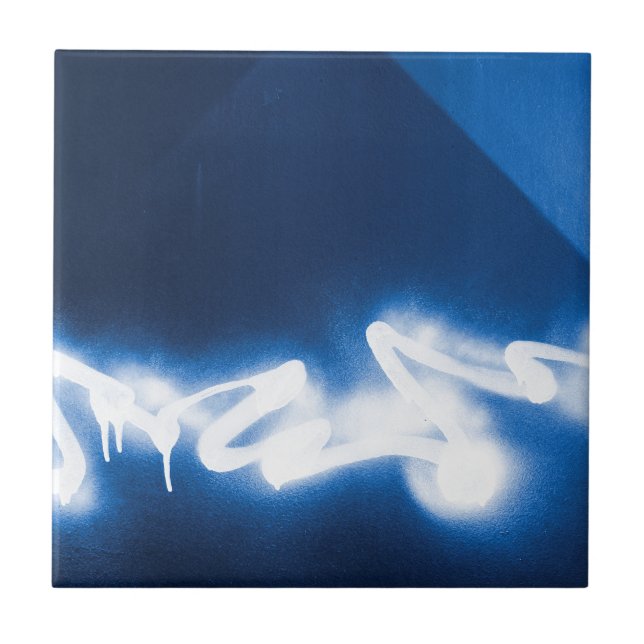 Grafite pulverizado em metal azul (Frente)