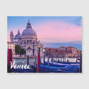 Grande Canal com gondolas e igreja em Veneza