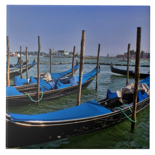 Grande Canal de água com barcos gondalo alinhados (Frente)