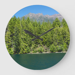 Grande Lago Cushman no Relógio de Verão