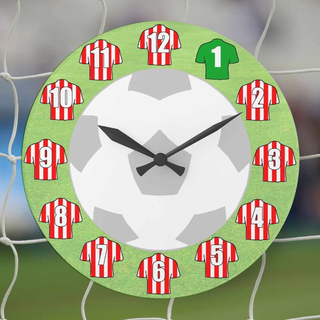 Grande Relógio de Futebol - com Camisas listradas de verm (Red and white striped football shirts on a wall clock.)