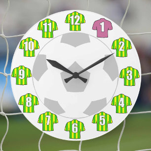 Grande Relógio de futebol - com camisas verdes e amarelas