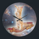 Grande Relógio de Gato de Surfe de Bacon<br><div class="desc">BLOCO INCRÍVEL com um GATO INCRÍVEL em um BACON INCRÍVEL em ESPAÇO INCRÍVEL... . INCRÍVEL!</div>