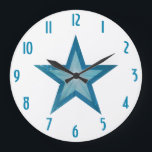 Grande Relógio 'numérico' da Estrela Azul branco redondo<br><div class="desc">Design moderno com uma estrela azul e branca "brilhante" sobre fundo branco. Relógio com um design personalizável para você personalizar com seu próprio texto, imagens e ideias. Note que esta é uma imagem impressa criada usando fotografias originais e técnicas digitais, que ela não brilha ou contém faíscas reais.</div>