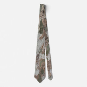 Gravata A camuflagem da árvore planificada parece um padrã