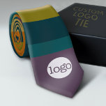 Gravata Adicione seu logotipo - Business Modern - Cores de<br><div class="desc">Perfeito para uma convenção de escritório, vestível ou presente de apresentação, essas gravatas de logotipo são simples no design. Um design simples, sem batatas fritas para qualquer empresa. Carregue seu logotipo. Se o seu logotipo não for ajustado, clique no botão PERSONALIZAR. Na área do design, você poderá ajustar o logotipo...</div>