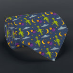 Gravata Aiens Espaciais e Sauceres Voadores<br><div class="desc">Adicione um toque fora deste mundo a qualquer roupa com esta gravata de pescoço padronizada. Ilustrações de pequenos aliens espaciais verdes,  discos voadores,  luas,  estrelas e planetas são colocadas sobre um fundo azul marinho. O verso tem um padrão de coordenação de estrelas amarelas sobre fundo roxo.</div>