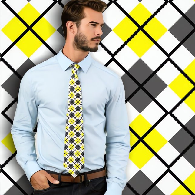 Gravata Amarelo, Preto, Cinza em branco Impressão Argyle (Man in yellow argyle tie standing again yellow argyle background.)