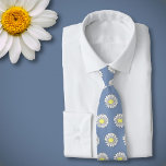 Gravata Azul Flor de Pastel Daisy Botânico<br><div class="desc">Um laço azul com um padrão de ilustração botânica da margarida em cores pastéis (Leucanthemum vulgare): um presente perfeito para um amante de flores. Daisy é a flor da natalidade de abril e é um significado simbólico de bondade,  pureza,  inocência,  alegria e alegria.</div>