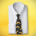 Gravata Banana<br><div class="desc">Um laço preto com um padrão de bananas para amantes desta fruta amarela. Também poderia fazer um presente de excelente para um amigo!</div>