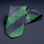 Gravata Bandas verdes e Marinhos azuis<br><div class="desc">Na moda náutica padrão em cores audíveis e clássicas,  perfeito para o escritório ou um centro noturno.</div>