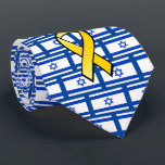 Gravata Bandeira Israelense Traga-Os Para Casa Libertando<br><div class="desc">Esta gravata do pescoço mostra seu amor por Israel,  com a bandeira israelense e fitas amarelas simbolizando Traga-os para casa para os reféns israelenses detidos em Gaza.</div>