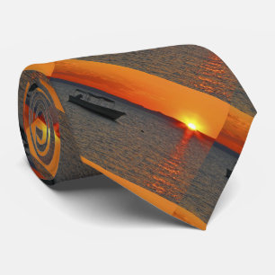 Gravata Barco de Pesca em Sunset, Orange Sky