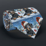Gravata Bluetick Coonhound Winter Wonderland Christmas<br><div class="desc">Este design festivo captura o espírito alegre da época de férias, apresentando um adorável filhote vestindo um chapéu de Papai Noel. O cachorro está aninhado numa terra maravilhosa de inverno, completo com um boneco de neve, uma árvore de Natal decorada, e presentes lindamente envoltos. Os flocos de neve caem suavemente,...</div>
