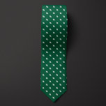 Gravata Bolas de madeira verde-fina<br><div class="desc">Um pequeno padrão diagonal de futebol enfeita esta gravata clássica de pescoço verde-profundo,  ideal para um fã de futebol com um estilo conservador. Certifique-se de verificar nossas meias de jogo que apresentam o mesmo padrão de futebol.</div>