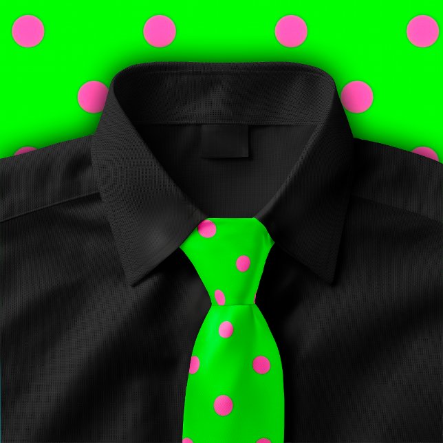 Gravata Bolinhas clássica, rosa quente em verde-neon (A Neon Green tie with hot pink polka dots adorns a black button down shirt.)