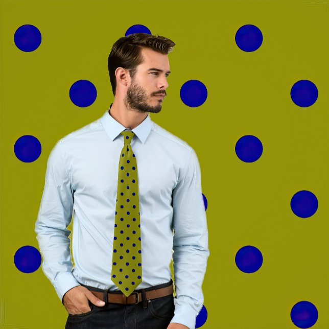 Gravata Bolinhas Marinhos Clássicas na Gravação de Oliva (Man wearing a necktie with navy blue polka dots on olive green. Background matches tie.)