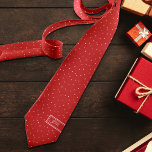 Gravata Bolinhas Vermelha Festiva Cor-de-rosa Adicionar In<br><div class="desc">Este doce design clássico apresenta uma bolinhas rosa suave desenhada pela mão em vermelho clássico para aquele confortável e tradicional sentimento de feriado com uma sugestão de capricho. Arte original de Malissa Melrose. Adicionar Iniciais para personalizar.</div>