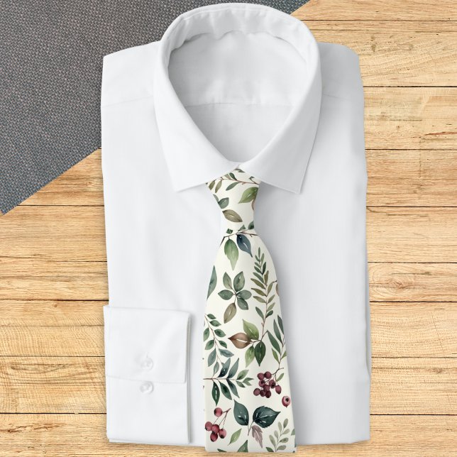 Gravata Botânica de Inverno e Berries (A stylish tie with botanical pattern of green leaves and red berries on a light cream background)