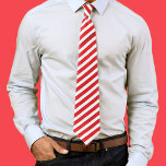 Gravata Branco Simples, Branco Mínimo, Cuto, Estimulado<br><div class="desc">Esta design apresenta uma gravata simples e minimalista de homens com listras brancas e engraçadas listradas, vermelho e branco festivos, vermelho-rosa azul, festas de Natal a favor da decoração, artigos de festas de Natal, simples e adorável, diversão simples e criativa, diversão simplista e bonitinha de Natal, acessórios de roupas brancas...</div>